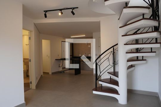 Comprar apartamento em Pinheiros com 2 quartos, 1 suíte, piscina e churrasqueira no condomínio. Pode ter animais. — Sala