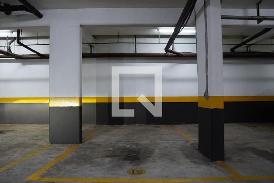 Comprar apartamento em Pinheiros com 2 quartos, 1 suíte, piscina e churrasqueira no condomínio. Pode ter animais. — Garagem