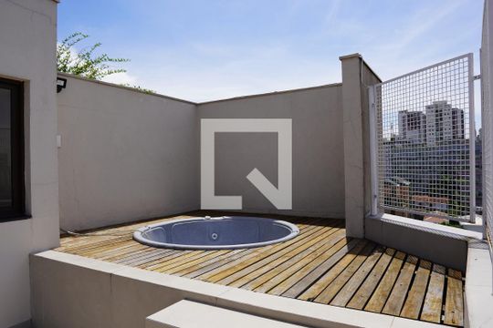 Comprar apartamento em Pinheiros com 2 quartos, 1 suíte, piscina e churrasqueira no condomínio. Pode ter animais. — Hidromassagem