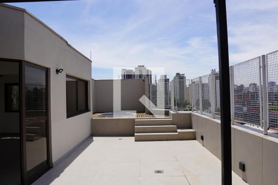 Comprar apartamento em Pinheiros com 2 quartos, 1 suíte, piscina e churrasqueira no condomínio. Pode ter animais. — Terraço
