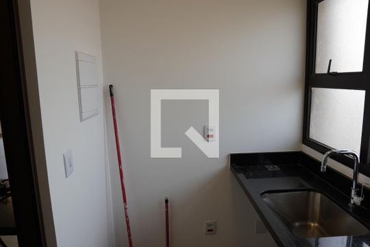 Comprar apartamento em Pinheiros com 2 quartos, 1 suíte, piscina e churrasqueira no condomínio. Pode ter animais. — Área de Serviço