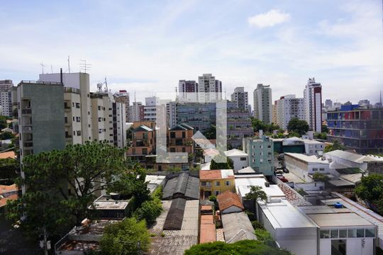 Comprar apartamento em Pinheiros com 2 quartos, 1 suíte, piscina e churrasqueira no condomínio. Pode ter animais. — Vista da Sala
