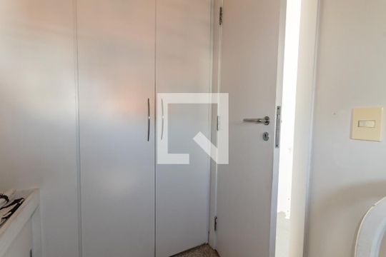 Compra apartamento com 3 quartos, quintal, churrasqueira e piscina no condomínio. — Quarto de Serviço