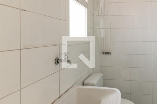 Compra apartamento com 3 quartos, quintal, churrasqueira e piscina no condomínio. — Banheiro de serviço
