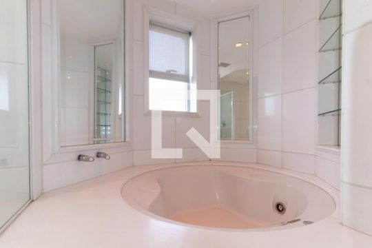 Compra apartamento com 3 quartos, quintal, churrasqueira e piscina no condomínio. — Banheiro do Quarto 1