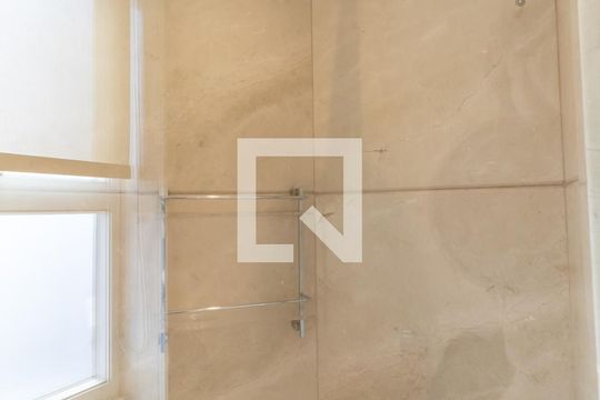 Compra apartamento com 3 quartos, quintal, churrasqueira e piscina no condomínio. — Banheiro do Quarto 2