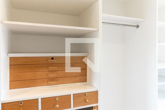 Compra apartamento com 3 quartos, quintal, churrasqueira e piscina no condomínio. — Quarto 1 (closet)