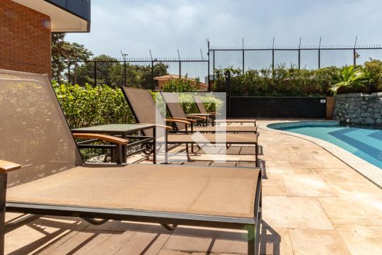 Compra apartamento com 3 quartos, quintal, churrasqueira e piscina no condomínio. — Área comum - Piscina