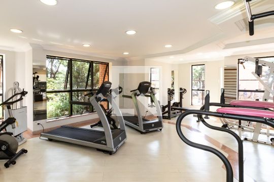 Compra apartamento com 3 quartos, quintal, churrasqueira e piscina no condomínio. — Área comum - Academia