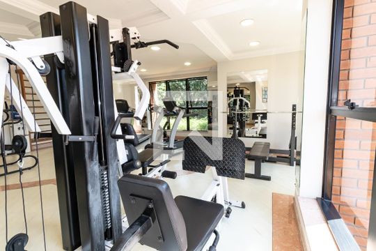 Compra apartamento com 3 quartos, quintal, churrasqueira e piscina no condomínio. — Área comum - Academia