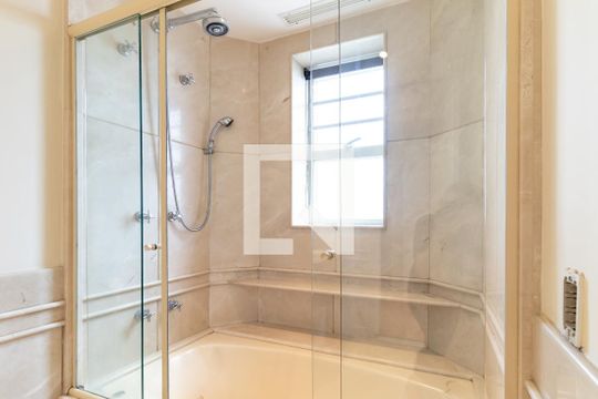 Compra apartamento com 3 quartos, quintal, churrasqueira e piscina no condomínio. — Banheiro do Quarto 3