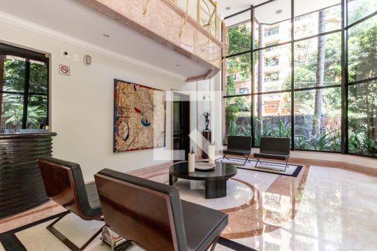 Compra apartamento com 3 quartos, quintal, churrasqueira e piscina no condomínio. — Hall de entrada