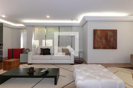 Compra apartamento com 3 quartos, quintal, churrasqueira e piscina no condomínio. — Área comum - Salão de festas