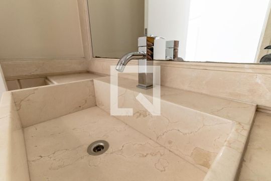Compra apartamento com 3 quartos, quintal, churrasqueira e piscina no condomínio. — Vestiário da cobertura