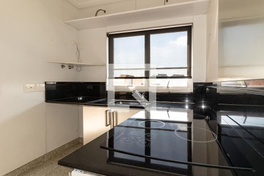 Compra apartamento com 3 quartos, quintal, churrasqueira e piscina no condomínio. — Cozinha da cobertura