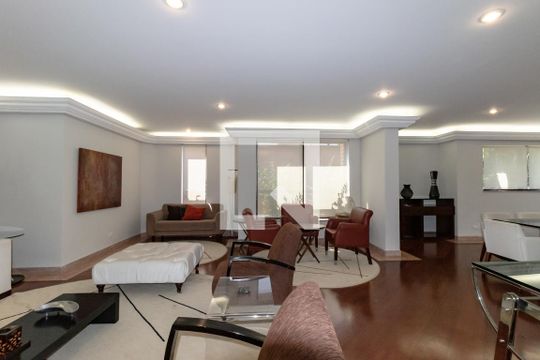 Compra apartamento com 3 quartos, quintal, churrasqueira e piscina no condomínio. — Área comum - Salão de festas