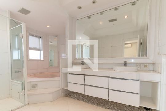 Compra apartamento com 3 quartos, quintal, churrasqueira e piscina no condomínio. — Banheiro do Quarto 1