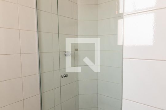 Compra apartamento com 3 quartos, quintal, churrasqueira e piscina no condomínio. — Banheiro de serviço