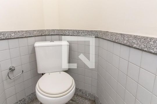 Compra apartamento com 3 quartos, quintal, churrasqueira e piscina no condomínio. — Vestiário da cobertura