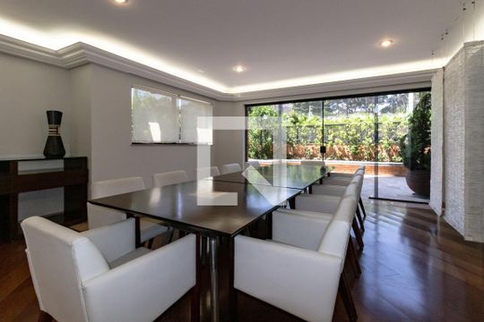 Compra apartamento com 3 quartos, quintal, churrasqueira e piscina no condomínio. — Área comum - Salão de festas
