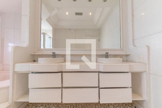 Compra apartamento com 3 quartos, quintal, churrasqueira e piscina no condomínio. — Banheiro do Quarto 1
