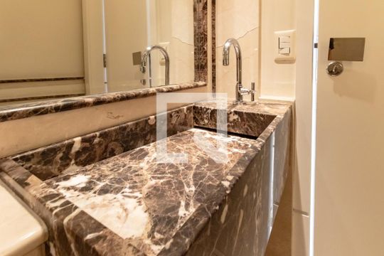 Compra apartamento com 3 quartos, quintal, churrasqueira e piscina no condomínio. — Lavabo