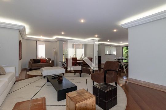 Compra apartamento com 3 quartos, quintal, churrasqueira e piscina no condomínio. — Área comum - Salão de festas