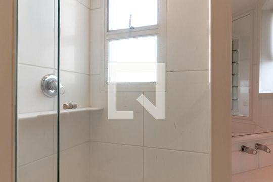 Compra apartamento com 3 quartos, quintal, churrasqueira e piscina no condomínio. — Banheiro do Quarto 1