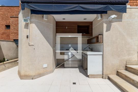 Compra apartamento com 3 quartos, quintal, churrasqueira e piscina no condomínio. — Cobertura - Churrasqueira