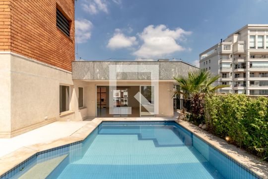 Compra apartamento com 3 quartos, quintal, churrasqueira e piscina no condomínio. — Cobertura - Piscina