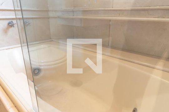 Compra apartamento com 3 quartos, quintal, churrasqueira e piscina no condomínio. — Banheiro do Quarto 3