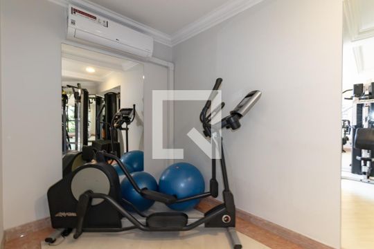 Compra apartamento com 3 quartos, quintal, churrasqueira e piscina no condomínio. — Área comum - Academia