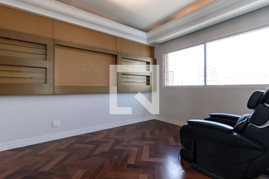 Compra apartamento com 3 quartos, quintal, churrasqueira e piscina no condomínio. — Sala 5