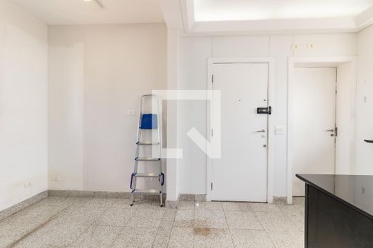 Compra apartamento com 3 quartos, quintal, churrasqueira e piscina no condomínio. — Área de Serviço