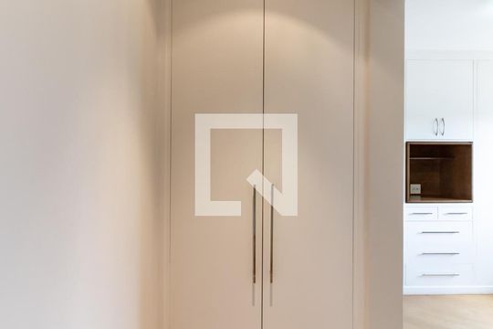 Compra apartamento com 3 quartos, quintal, churrasqueira e piscina no condomínio. — Quarto 2