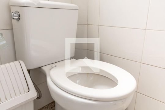 Compra apartamento com 3 quartos, quintal, churrasqueira e piscina no condomínio. — Banheiro de serviço
