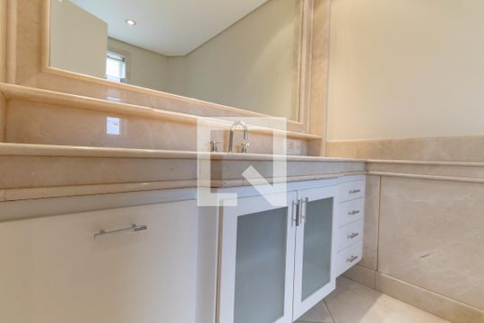 Compra apartamento com 3 quartos, quintal, churrasqueira e piscina no condomínio. — Banheiro do Quarto 2