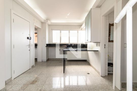 Compra apartamento com 3 quartos, quintal, churrasqueira e piscina no condomínio. — Área de Serviço