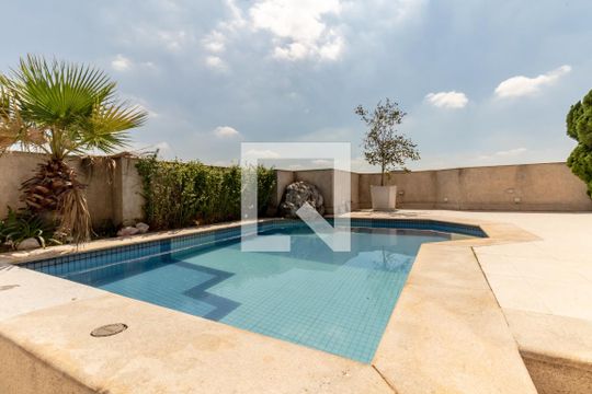 Compra apartamento com 3 quartos, quintal, churrasqueira e piscina no condomínio. — Cobertura - Piscina