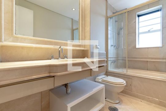 Compra apartamento com 3 quartos, quintal, churrasqueira e piscina no condomínio. — Banheiro do Quarto 3