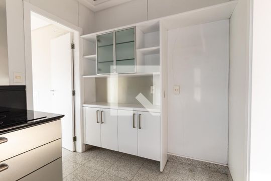 Compra apartamento com 3 quartos, quintal, churrasqueira e piscina no condomínio. — Cozinha da cobertura