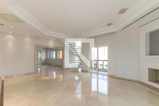 Compra apartamento com 3 quartos, quintal, churrasqueira e piscina no condomínio. — Sala