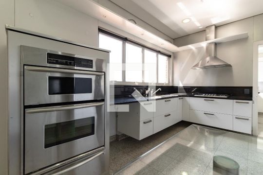 Compra apartamento com 3 quartos, quintal, churrasqueira e piscina no condomínio. — Cozinha