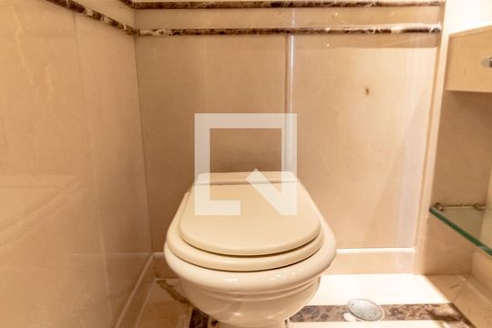 Compra apartamento com 3 quartos, quintal, churrasqueira e piscina no condomínio. — Lavabo