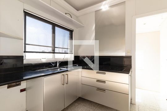 Compra apartamento com 3 quartos, quintal, churrasqueira e piscina no condomínio. — Cozinha da cobertura