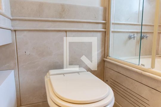 Compra apartamento com 3 quartos, quintal, churrasqueira e piscina no condomínio. — Banheiro do Quarto 3
