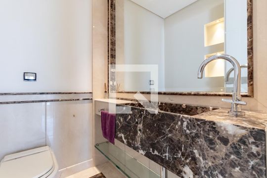 Compra apartamento com 3 quartos, quintal, churrasqueira e piscina no condomínio. — Lavabo
