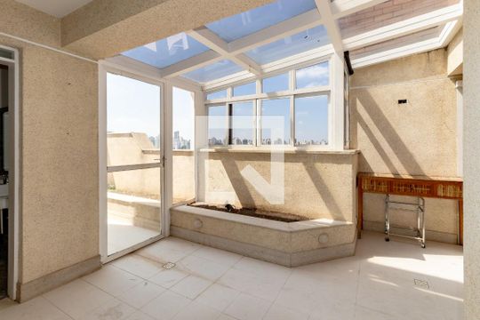 Compra apartamento com 3 quartos, quintal, churrasqueira e piscina no condomínio. — Cobertura