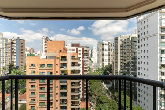 Compra apartamento com 3 quartos, quintal, churrasqueira e piscina no condomínio. — Varanda