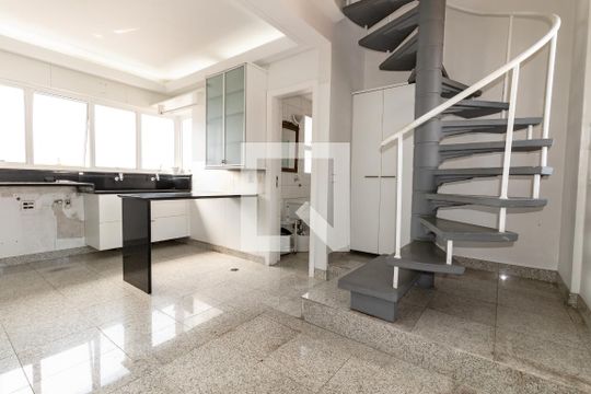 Compra apartamento com 3 quartos, quintal, churrasqueira e piscina no condomínio. — Área de Serviço